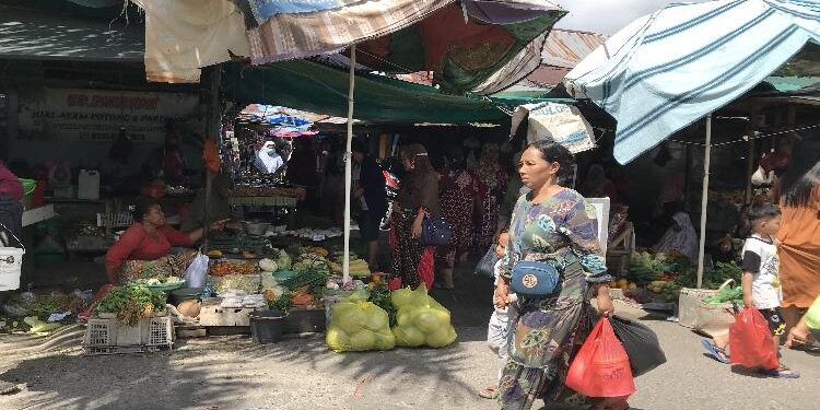 FOTO : DIAN TARESA/MATA KALTENG - Suasana pasar tradisional di Kota Sampit.
