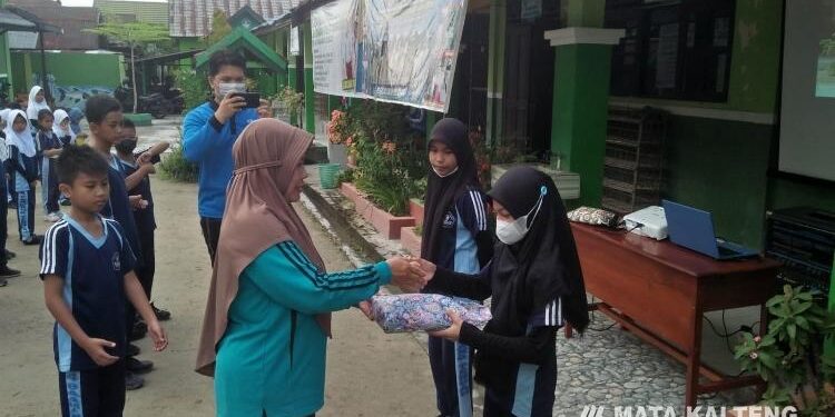FOTO : SDN 4 Baamang Tengah/MATA KALTENG - Penyerahan hadiah juara pantomim dari Kepala SDN 4 Baamang Tengah kepada siswa.