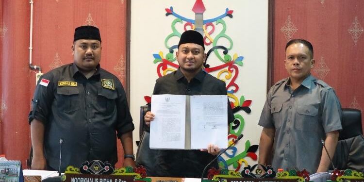FOTO: AULIYARAHMAN - Wakil Ketua DPRD Kota Palangka Raya, Wahid Yusuf (Tengah).