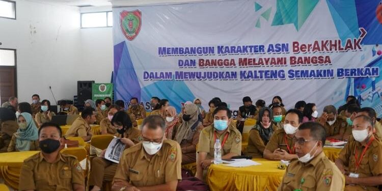FOTO: HUMAS ADPIM/MATAKALTENG - Asisten Administrasi Umum Sekretariat Daerah Kalimantan Tengah, Sri Suwanto membuka Bimbingan Teknis Administrasi Kepegawaian di Lingkungan Sekretariat Daerah Kalteng Tahun 2022.