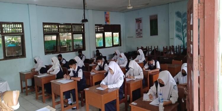 FOTO : IST/MATAKALTENG - Siswa SMPN 2 Sampit saat mengikuti proses ujian sekolah. 