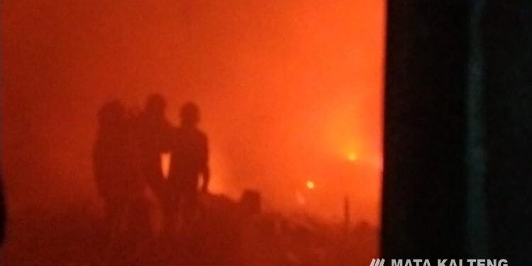 FOTO: AGUS/MATA KALTENG - Personel Pemadam Kebakaran Kotim, masih berjibaku dengan api dil lokasi kejadian.