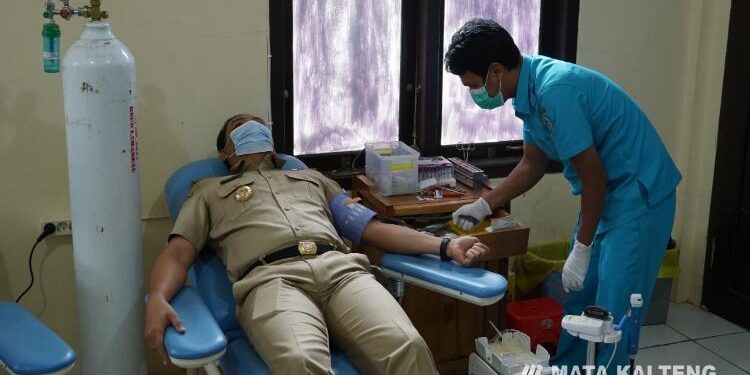 FOTO : IST/MATAKALTENG - Bupati Lamandau mendonorkan darahnya di UTDRS RSUD setempat, Selasa 14 Juni 2022.