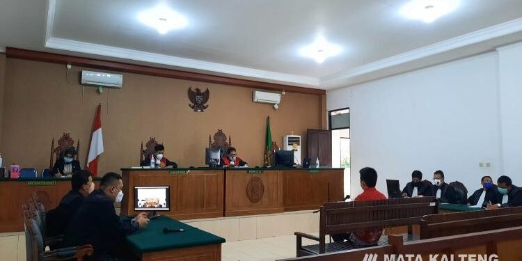 FOTO: IST/MATAKALTENG - Sidang di Pengadilan Tindak Pidana Korupsi Kota Palangka Raya, putusan Kepala Desa Kinipan dinyatakan bebas.