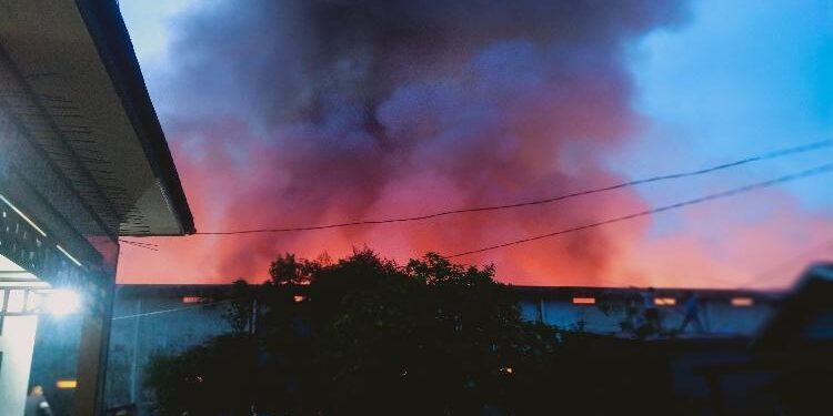 FOTO: AGUS/MATA KALTENG - Api masih berkobar hingga malam hari, Minggu 12 Mei 2022, di lokasi kejadian yang menghanguskan sebuah gudang dan sebuah rumah di bilangan jalan Kopi Selatan Sampit.