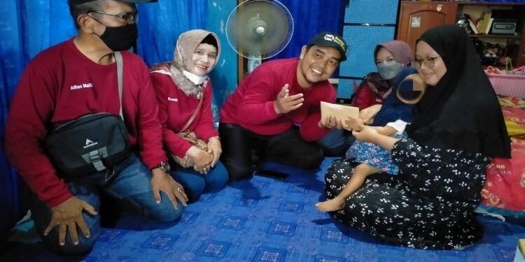 FOTO : IST/MATA KALTENG - Penyerahan bantuan dari Komunitas 1000 berkah untuk bayi tanpa anus dan vagina di Sampit.