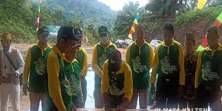 FOTO : BINTANG/MATAKALTENG - Disaksikan Asisten 1 Setda Lamandau, 5 Kades dan Pimpinan perusahaan PT PWP tandatangani deklarasi perlindungan dan penghijauan hutan NKT.