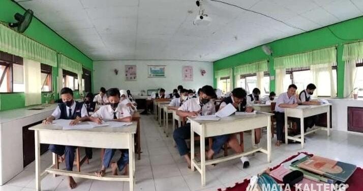 FOTO : DOK/FOTOMATAKALTENG - Siswa SMP saat mengikuti ujian sekolah 