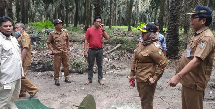 FOTO : IST/MATAKALTENG - Wakil Bupati Kotim dan rombongan saat memantau pembuangan limbah perusahaan, Senin 6 Juni 2022.