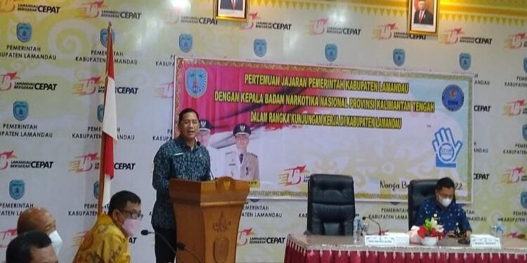 FOTO : IST/MATAKALTENG - Kepala BNNP Brigjen Polisi Sumirat Dwiyanto saat memaparkan program BNNP dihadapan jajaran Pemkab Lamandau dan Forkopimda, Kamis 9 Juni 2022.