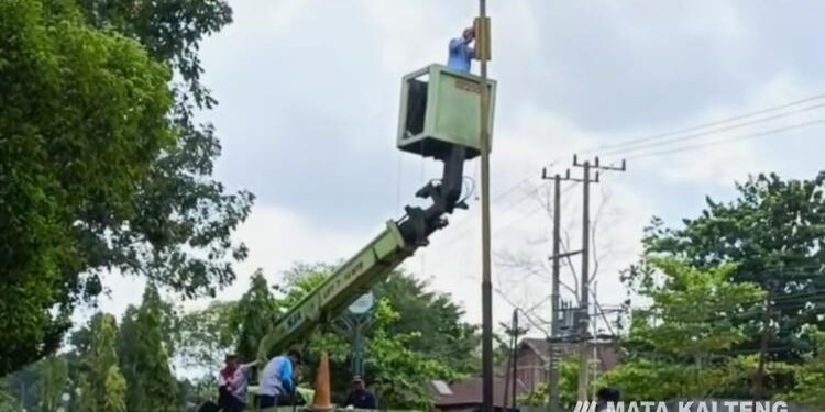 FOTO : IST/MATAKALTENG - Pemasangan PJU di Jalan HM Arsyad, Sampit