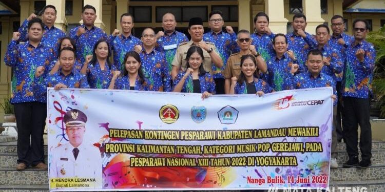 FOTO : IST/MATAKALTENG - Bupati Lamandau melepas secara resmi kontingen Pesparawi akan akan mengikuti Pesparawi Nasional di Yoyakarta.