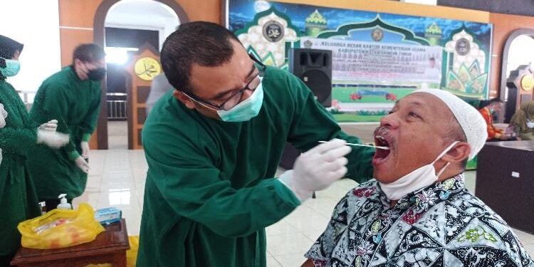 FOTO : DEVIANA/MATAKALTENG - Tim medis saat melakukan pemeriksaan PCR kepada salah satu warga Sampit untuk mengetahui terpaparnya Covid-19, Kamis 16 Juni 2022.
