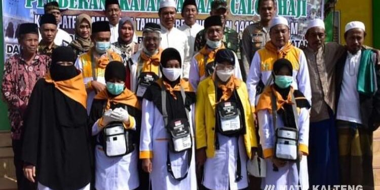 FOTO: HUMAS/MATAKALTENG - Jamaah Calon Haji Kabupaten Lamandau dilepas secara resmi oleh Bupati Hendra Lesmana.