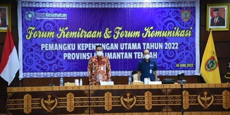 FOTO: ADPEM/MATAKALTENG - Asisten II Sekda Bidang Administrasi Perekonomian dan Pembangunan Leonard S. Ampung saat membuka Forum Kemitraan dan Komunikasi Pemangku Kepentingan Utama Tingkat Provinsi Kalimantan Tengah Tahun 2022.