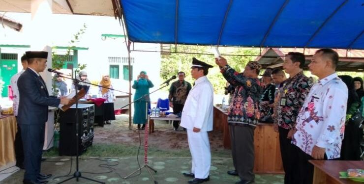 FOTO : Pemerintah Kecamatan MBK/MATAKALTENG - Camat Mentawa Baru Ketapang, Eddy Hidayat Setiadi saat melantik Pj Kades Bangkuang Makmur, Kamis 16 Juni 2022.