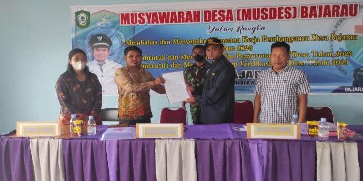 FOTO : Humas Desa Bajarau/MATAKALTENG - Kepala Desa Bajarau Sukardi saat menerima berita acara kesepakatan antara BPD dan Kepala Desa, Sabtu 18 Juni 2022.