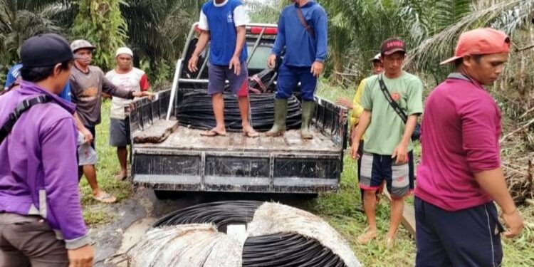 FOTO : HUMAS DESA RAMBAN/MATAKALTENG - Warga saat menarik kabel ke Rt 5 Desa Ramban, Sabtu 18 Juni 2022.