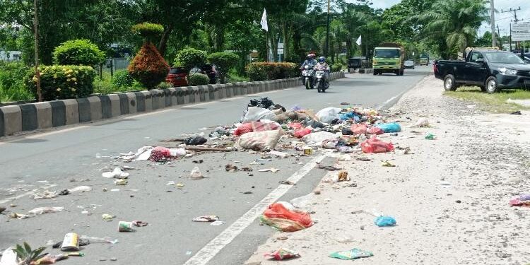 FOTO : DEVIANA/MATAKALTENG - Sampah yang berserakan di tengah Jalan Jenderal Sudirman Sampit, Senin 20 Juni 2022
