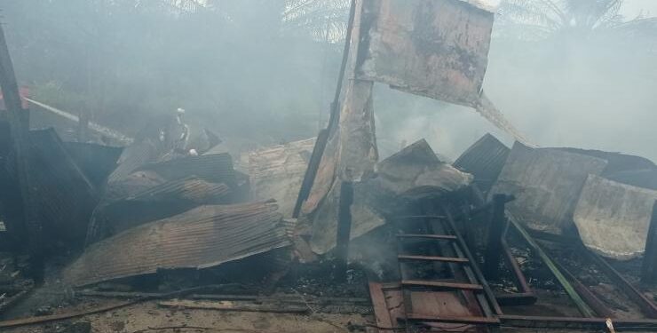 FOTO : DINAS DAMKAR/MATAKALTENG - Puing-puing rumah di KM 14 Jalan Jenderal Sudirman yang hangus terbakar pada Rabu 22 Juni 2022.