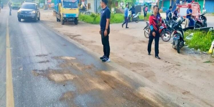 FOTO : Humas Dishub Kotim/MATAKALTENG - Kadishub Johny Tangkere saat memantau Jalan Jenderal Sudirman yang ditumpahi minyak, Jumat 24 Juni 2022.