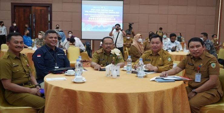 FOTO : MMC/MATAKALTENG - Sekda Kalteng, Nuryakin saat menghadiri Rapat High Level Meeting Tim Pengendalian Inflasi Daerah (TPID) Kalteng, Senin 27 Juni 2022.