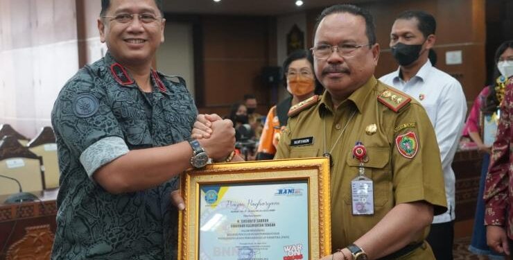 FOTO : MMC/MATAKALTENG - Sekretaris Daerah Kalteng Nuryakin mewakili Gubernur Kalteng Sugianto Sabran saat menerima penghargaan P4GN, Senin 27 Juni 2022.