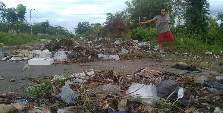 FOTO : AGUS/MATA KALTENG -Salah seorang pemilik lahan yang dijadikan tempat pembuangan sampah di Jalan Pelita Barat, Kelurahan MB Hilir, Kecamatan MB Ketapang Sampit, Mengamuk, Senin 27 Juni 2022.