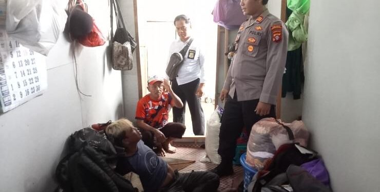 FOTO : POLSEK BAAMANG/MATAKALTENG - Aparat dari Polsek Baamang saat mengamankan pelaku beserta barang bukti narkotika jenis sabu di rumahnya.
