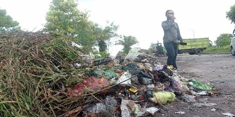 FOTO : DEVIANA/MATAKALTENG - Tumpukan berbagai jenis sampah mulai dari sampah rumah tangga hingga ranting di tepian Jalan Kota Sampit, Rabu 29 Juni 2022.