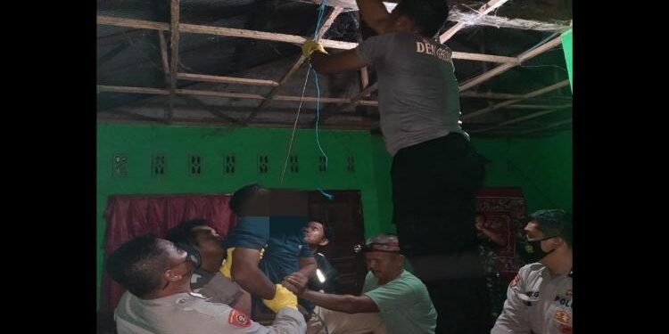 FOTO : POLSEK PARENGGEAN/MATA KALTENG- korban gantwung diri yang berinisial US warga  Beringin kota Desa Mekar Jaya, Kecamatan Parenggean