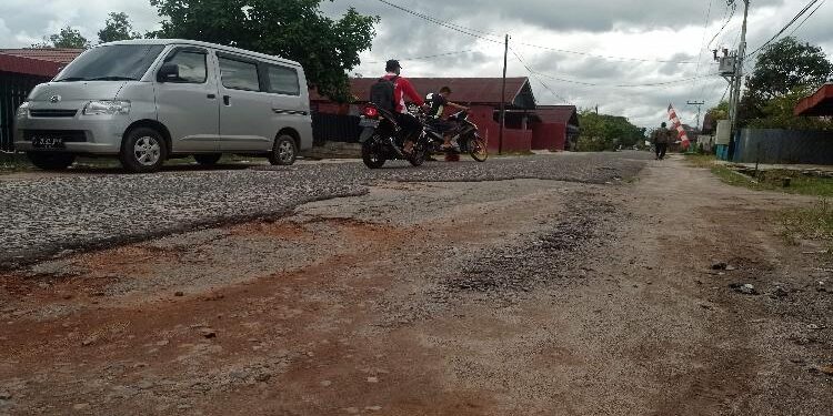 FOTO : DEVIANA/MATAKALTENG - Jalan Diponegoro Kota Besi yang akan dilakukan peningkatan, Kamis 30 Juni 2022.