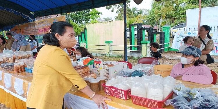 FOTO : SID/MATA KALTENG - Anggota DPRD Kabupaten Gumas Rayaniatie Djangkan menyapa para pedagang yang berjualan di pasar tani, Senin, 20 Juni 2022.