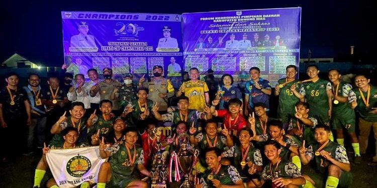 FOTO : BUDI UTOMO/MATAKALTENG - Tim sepak bola Isen Mulang United FC melakukan selebrasi usai menjadi juara pada turnamen Bupati Cup tahun 2022, di Lapangan Isen Mulang Kuala Kurun, Senin, 20 Juni 2022.