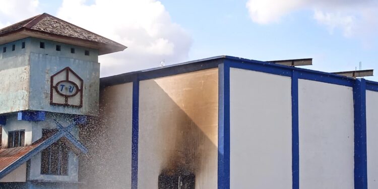 FOTO : IST/MATAKALTENG - Pemadam Kebakaran Gabungan saat memadamkan api di Gedung Studio TVRI Kalteng