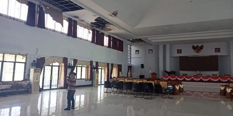 FOTO: DOK. ALDI SETIAWAN/MATA KALTENG: Penampakan aula gedung DPRD Seruyan saat masih belum dilakukan perbaikan.