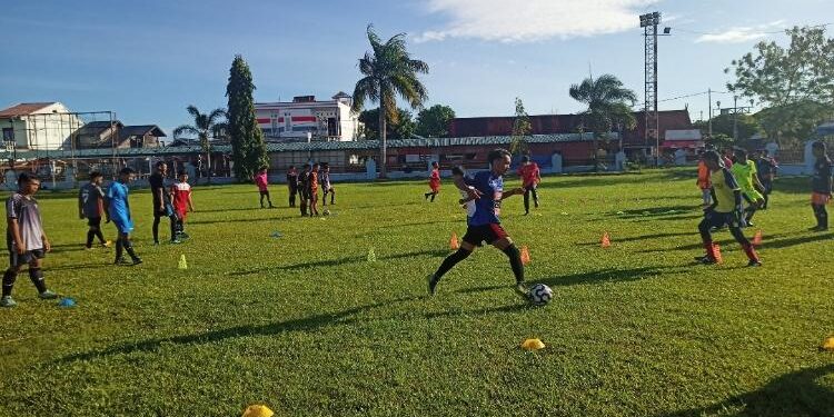 FOTO: DOK. ALDI SETIAWAN/MATA KALTENG: Sejumlah pemuda saat mengikuti kegiatan seleksi tim sepak bola di Lapangan Gagah Lurus Kuala Pembuang.