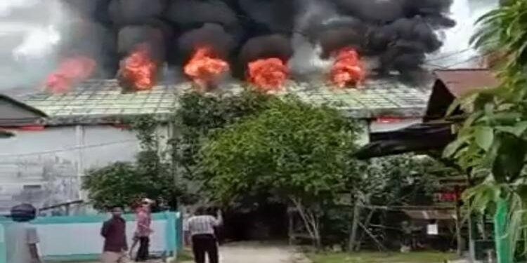 FOTO: IST/MATAKALTENG - Sebuah gudang di jalan H Anang Santawi ludes terbakar oleh si Jago Merah, Minggu 12 Juni 2022 sore.