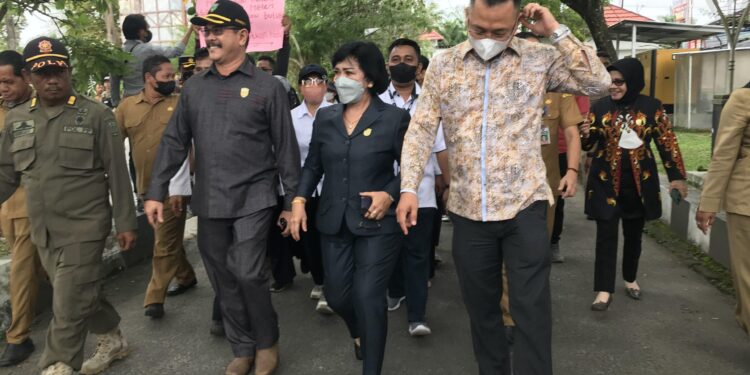 FOTO : DIAN TARESA/MATAKALTENG - Ketua DPRD Kotim Rinie Anderson beserta jajaran menjemput masa aksi untuk masuk ke gedung DPRD Kotim