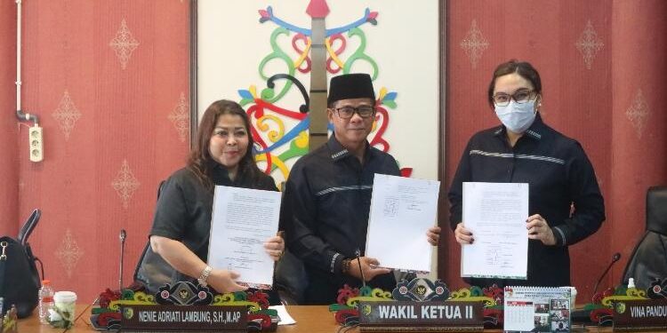 FOTO: AULIYA/MATAKALTENG - Penandatanganan kesepakatan bersama DPRD atas 3 Raperda inisiatif.