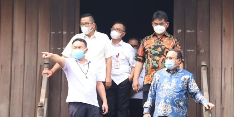 FOTO: HUMAS/MATAKALTENG - Gubernur Kalteng H Sugianto Sabran saat meninjau langsung lokasi anjungan Kalteng yang berada di TMII Jakarta.
