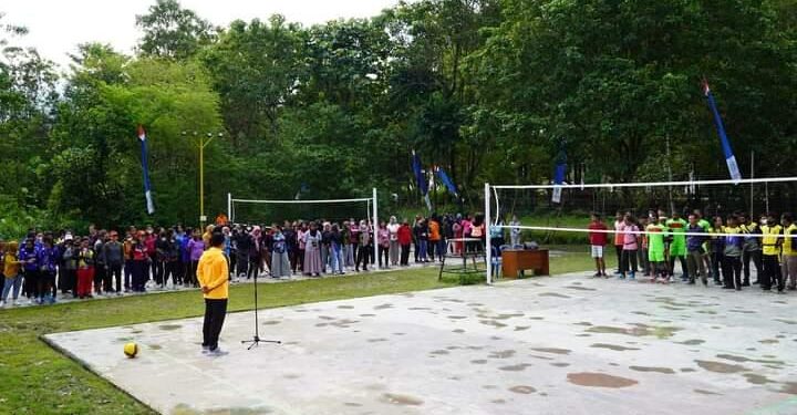 FOTO : Diskominfosandi Lamandau/MATAKALTENG - Bupati Lamandau membuka secara resmi turnamen bola voli Karang Taruna Nanga Bulik.