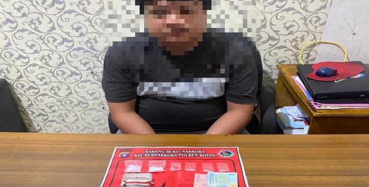 FOTO: POLSEK KP MENTAYA/MATA KALTENG - Pelaku pengedar narkoba Eko, yang diamankan oleh Anggota Polsek KP Mentaya.