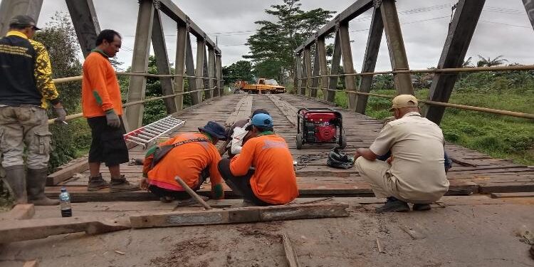 FOTO: AGUS/MATAKALTENG - Pihak DPUPRPRKP saat melakukan perbaikan jembatan berlobang di Jalan Kapten Mulyono Sampit, Kotim.