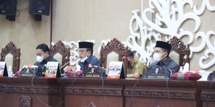 FOTO: OLIVIA/MATAKALTENG - Wakil Gubernur Kalimantan Tengah, H Edy Pratowo (kiri) menghadiri Rapat Paripurna Ke 3 Masa Persidangan II Tahun Sidang 2022.