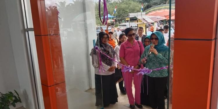 FOTO : AKH/MATAKALTENG - Ibu Siti Zulaiha Windu Subagio saat memotong pita tanda diresmikan Puskesmas Perluasan Pangkalan Muntai.