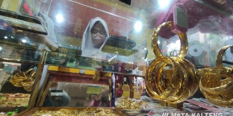 FOTO : DEVIANA/MATAKALTENG - Emas yang dipajang di salah satu pasar PPM Sampit. 