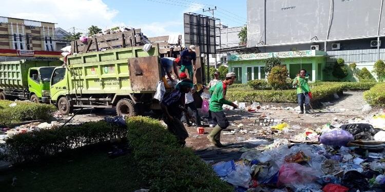 FOTO : Humas DLH Kotim/MATAKALTENG - Petugas saat membersihkan sampah di depo SAHATI Jalan Pelita, Jumat 8 Juli 2022.