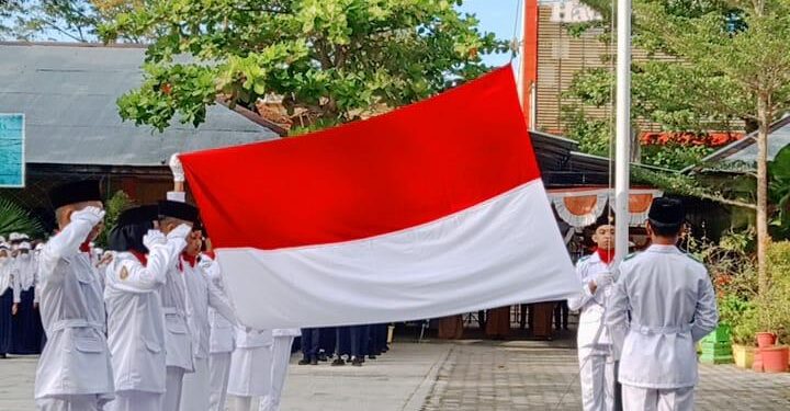 FOTO: DIAN/MATA KALTENG - Sejumlah pelajar yang bertugas menjadi pengibar bendera Merah Putih. 