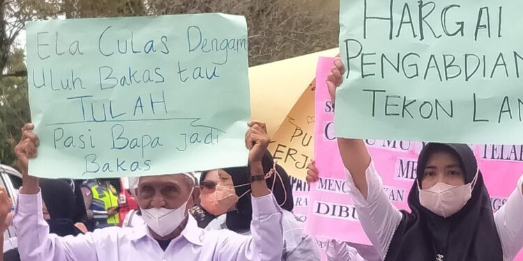 FOTO: AGUS/MATA KALTENG - Mantan eks Tekon Kotim yang melakukan demonstrasi di gedung DPRD.